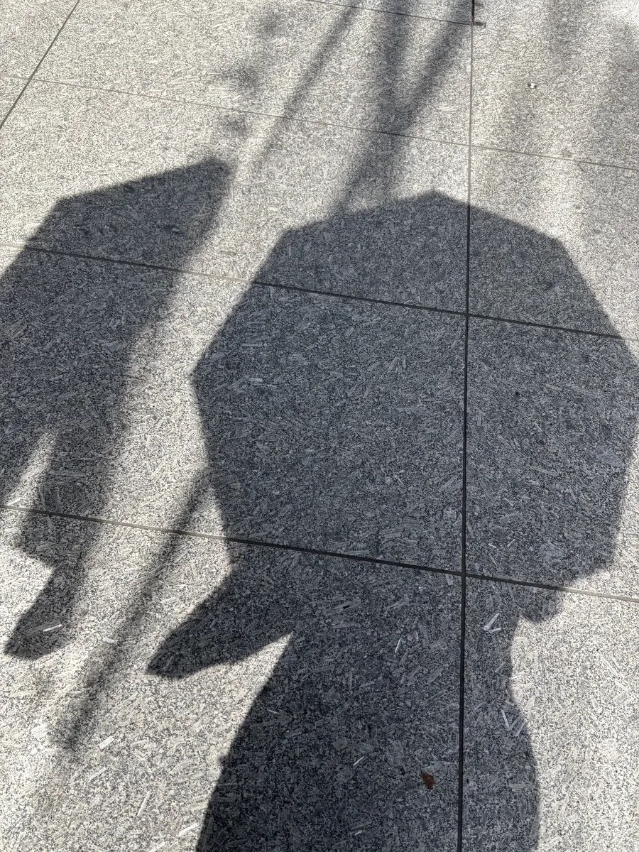 日傘を差したときに地面に映る自分と傘の影