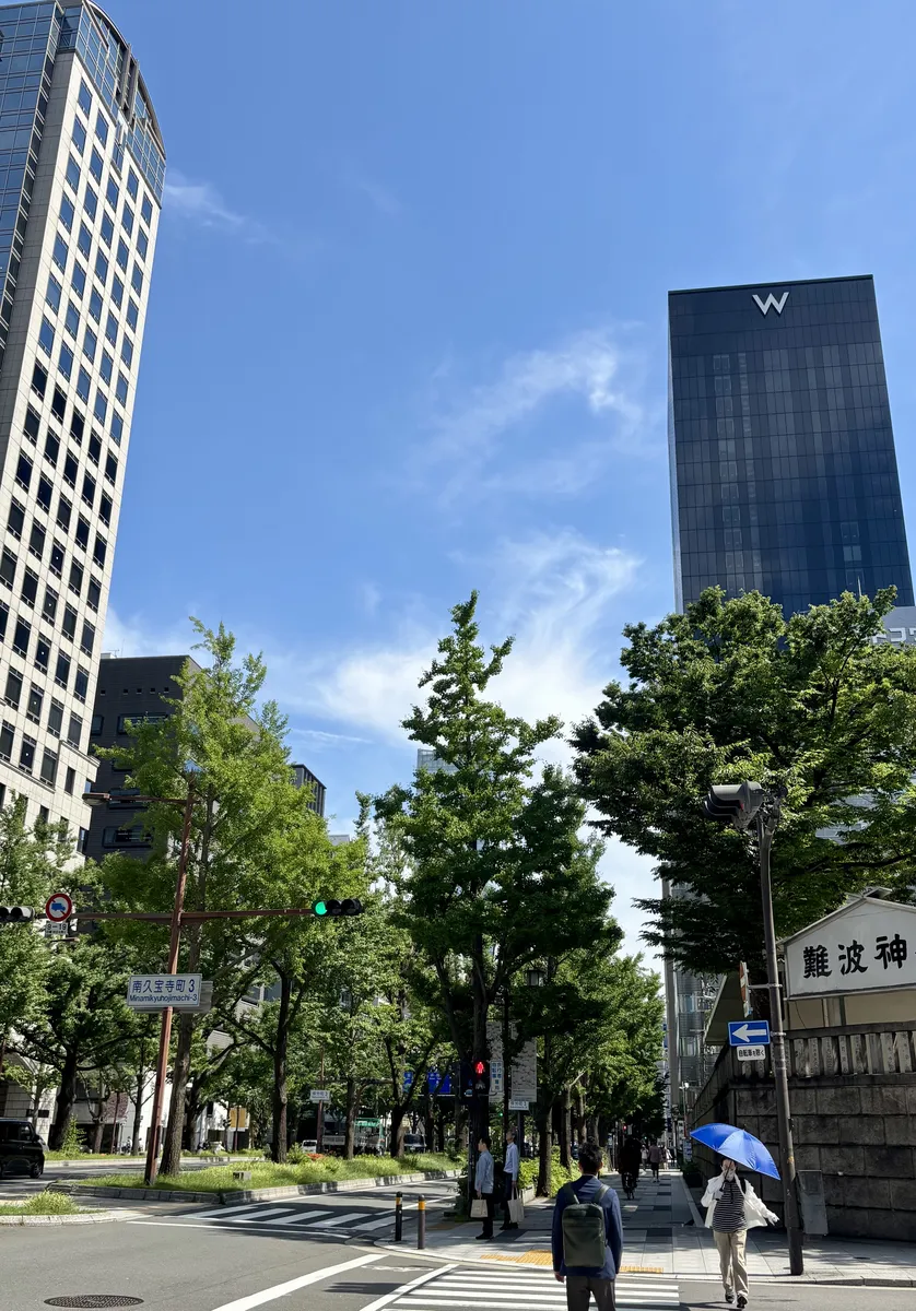 夏の青空とオフィス街。日差しが強い大阪の街なか