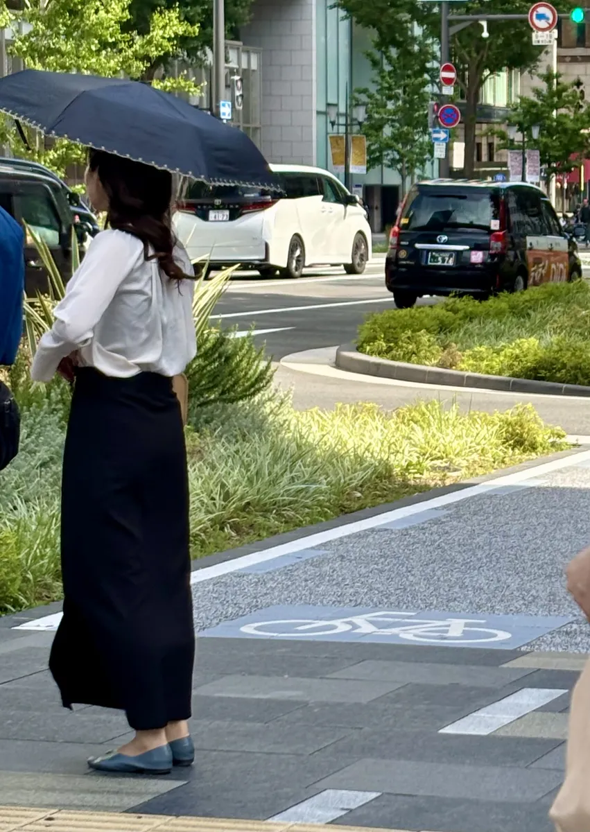 在宅ワークの合間に日傘を差して外出する様子