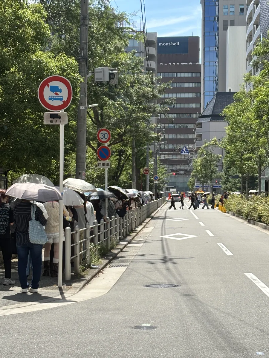 通勤で日傘を差して歩く女性