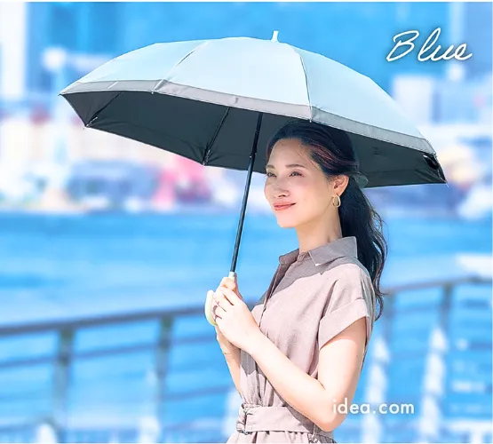 ブルーの遮夏クール晴雨兼用傘を差す女性