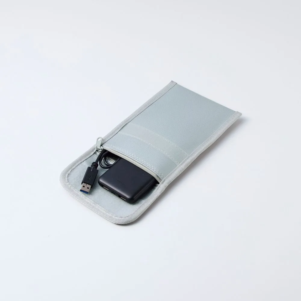 ポーチにモバイルバッテリーとケーブルを収納