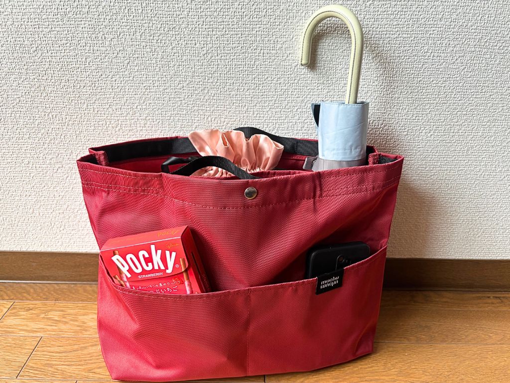 赤バッグに傘とお出かけグッズを収納