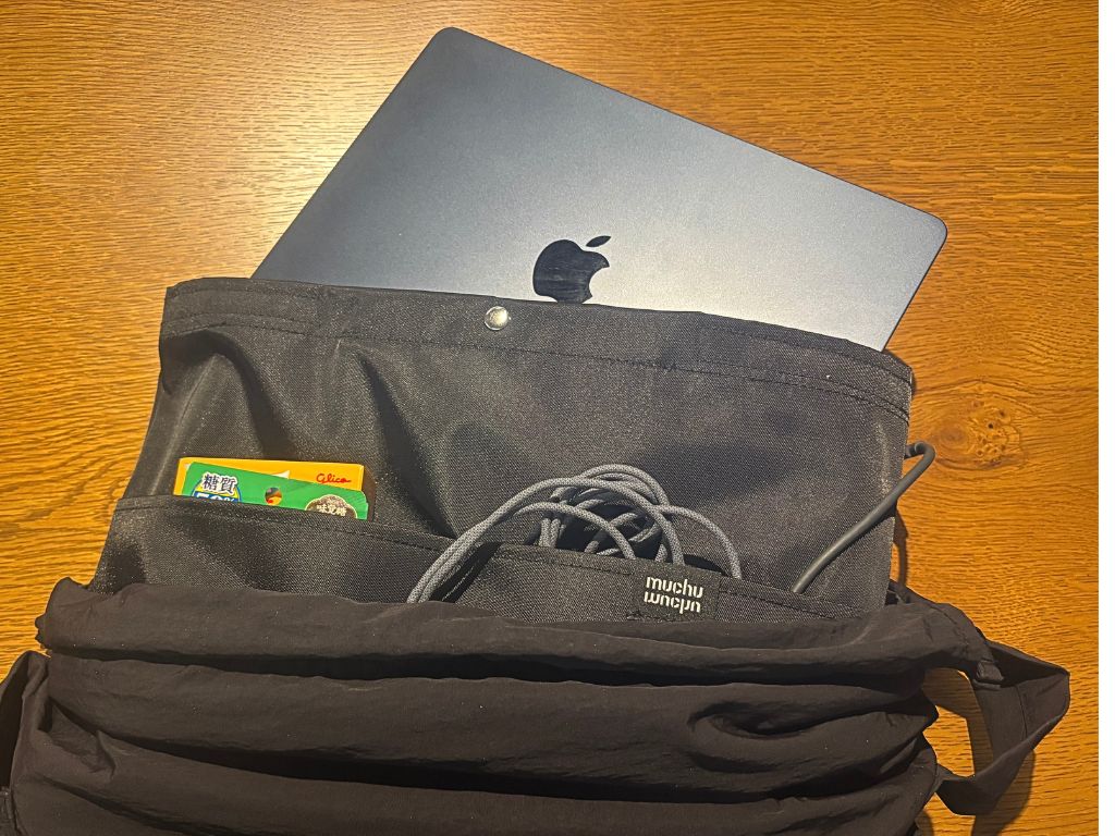 MacBookと黒バッグ