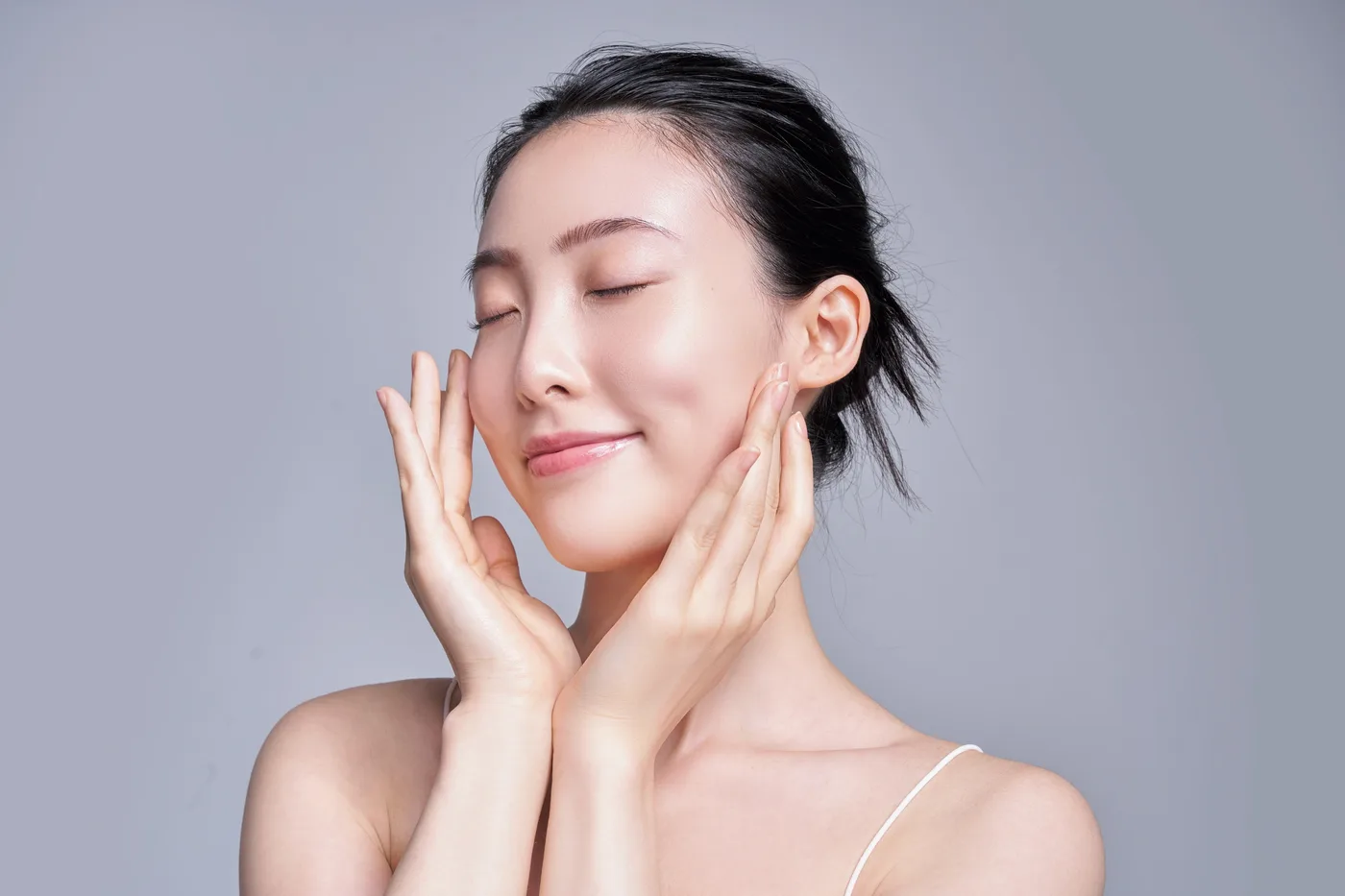 洗顔後の肌に手を添えるイメージ