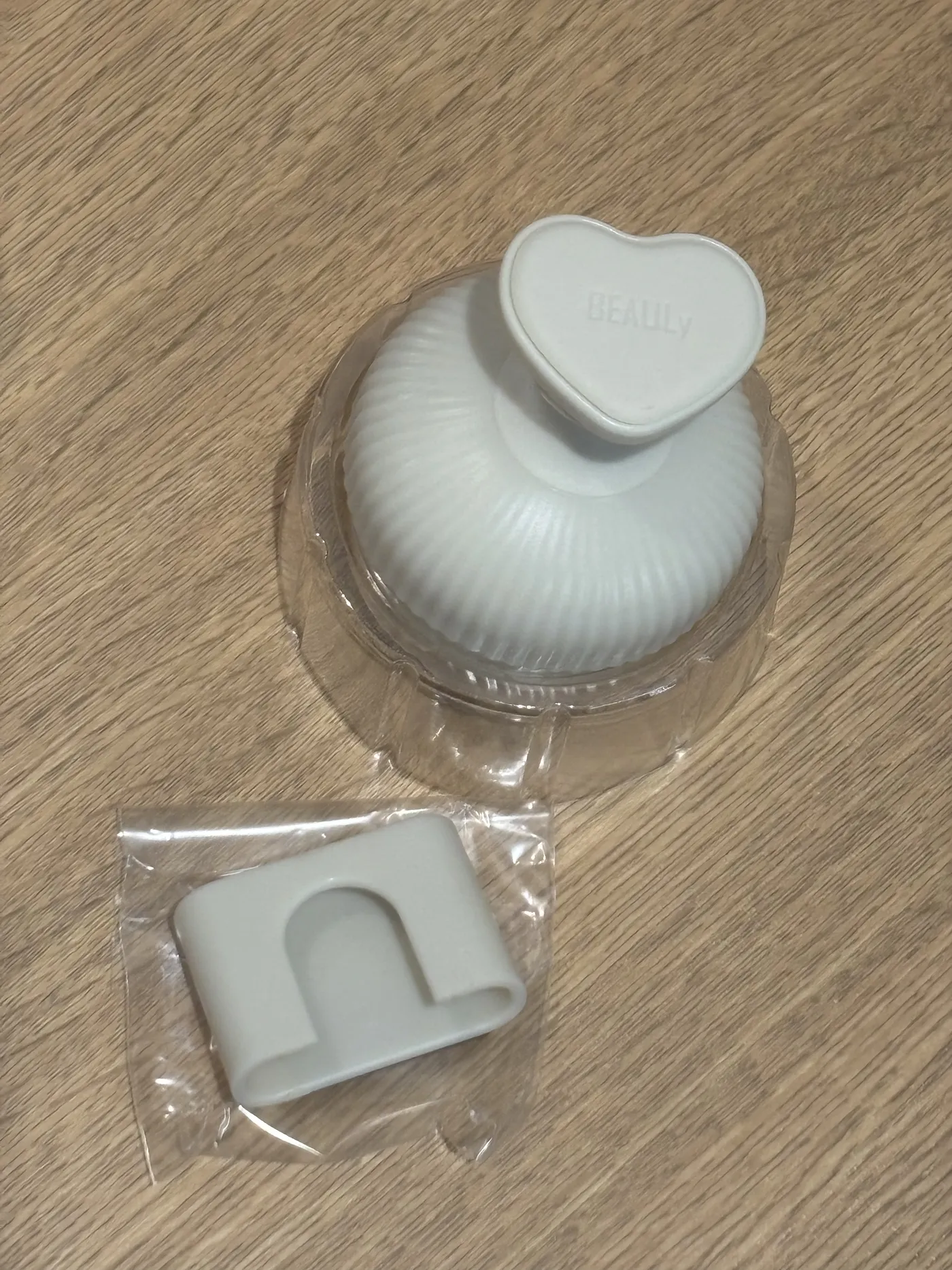 BEAULy 毛穴クレンジングブラシの本体とホルダー