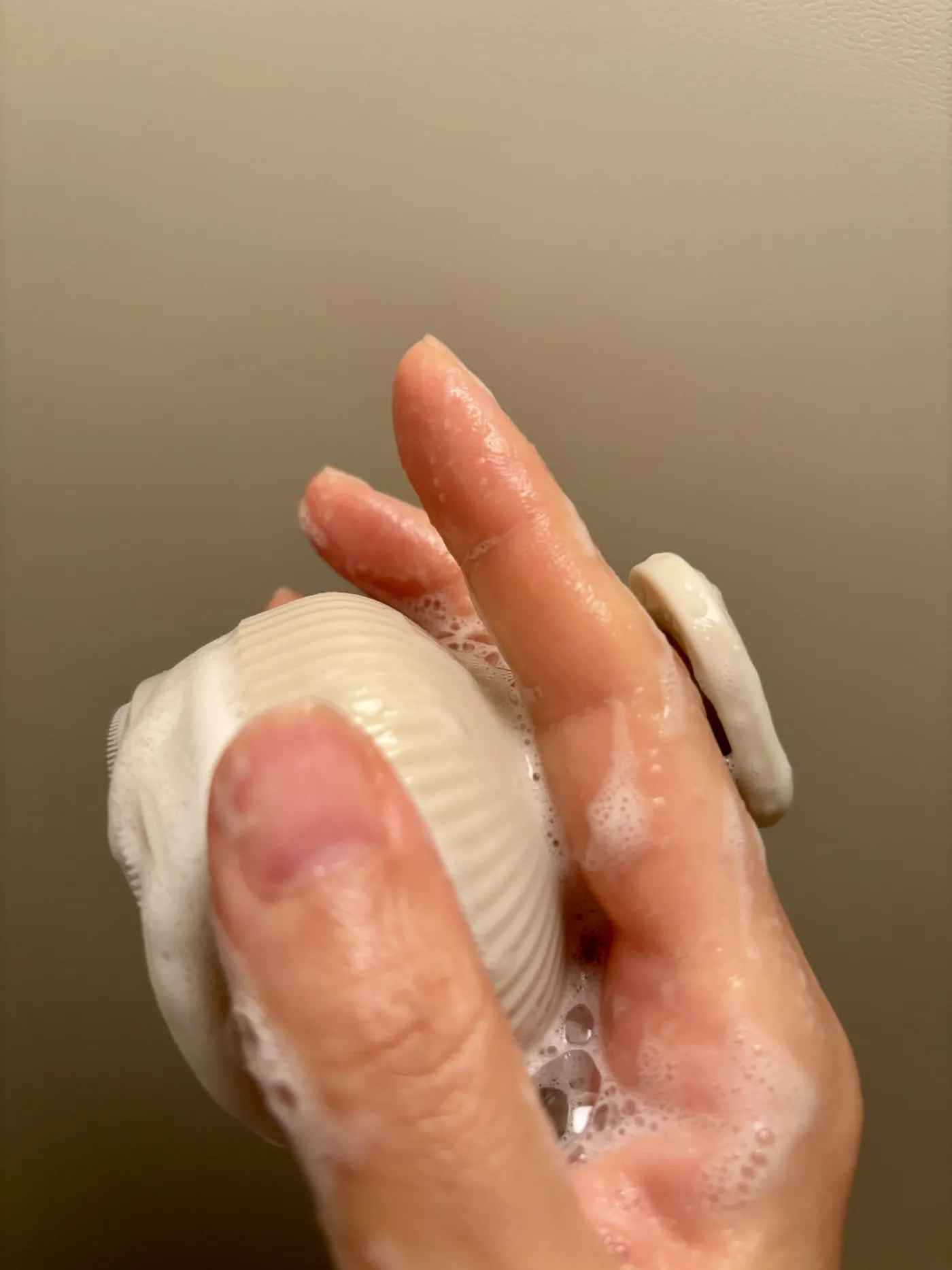 ヘッドの下を指で挟んだ持ち方